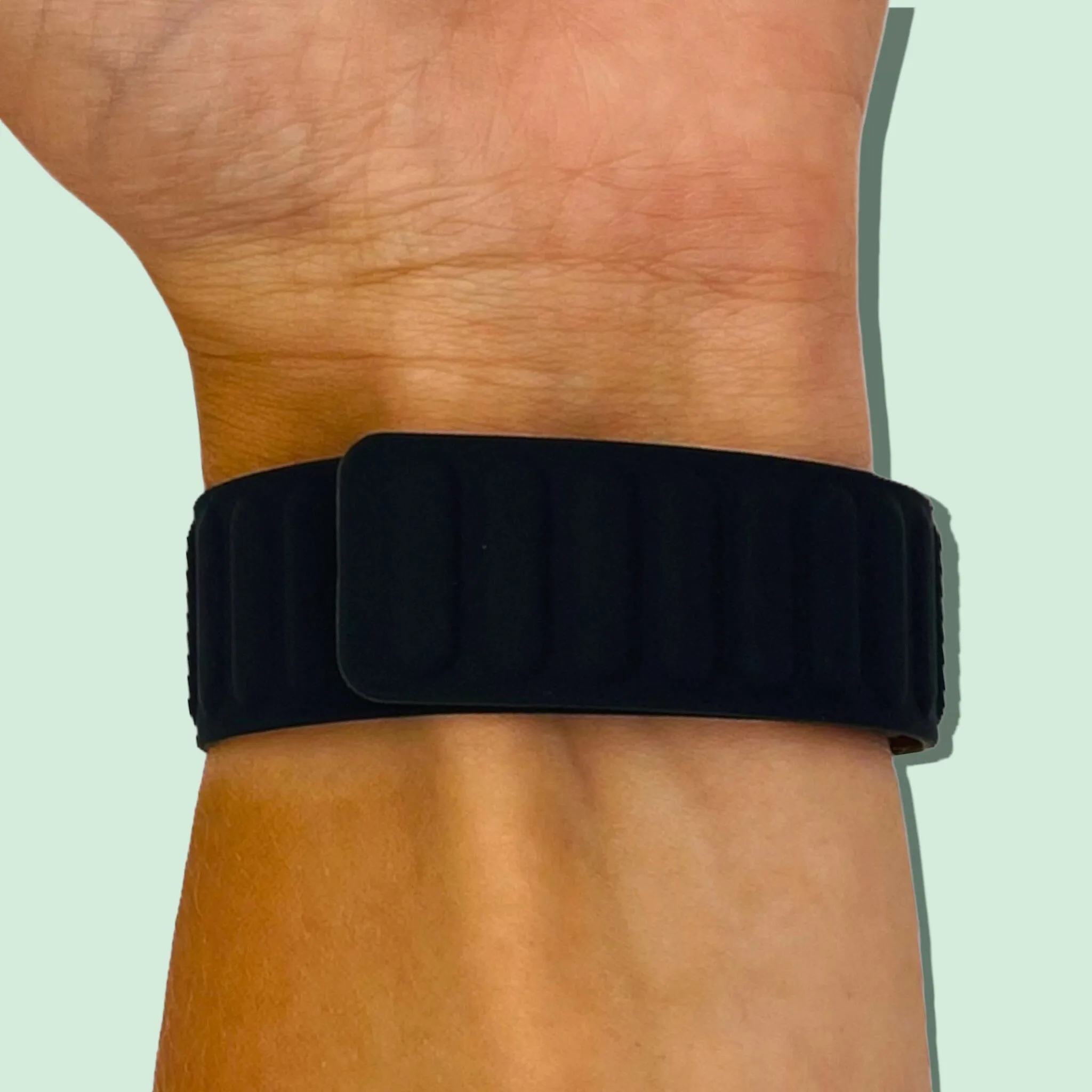 Magnetic Silicone Watch Straps Compatible with the Fitbit Charge 4