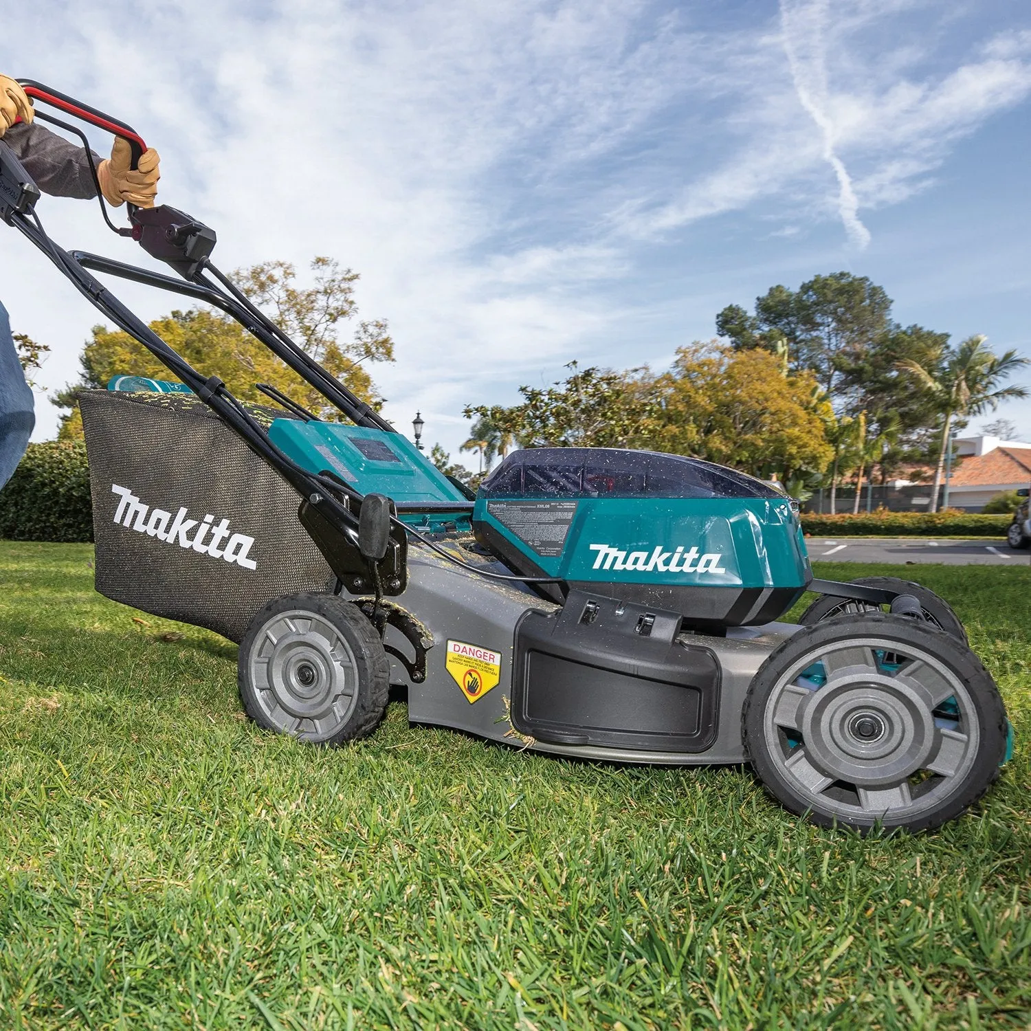 Makita (XML08PT1) 36V (18V X2) LXT® Brushless 21" Self‑Propelled Commercial Lawn Mower Kit w/4 Batteries (5.0Ah)