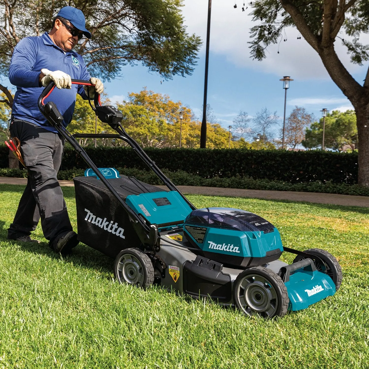 Makita (XML08PT1) 36V (18V X2) LXT® Brushless 21" Self‑Propelled Commercial Lawn Mower Kit w/4 Batteries (5.0Ah)