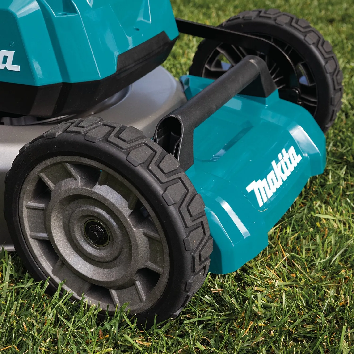 Makita (XML08PT1) 36V (18V X2) LXT® Brushless 21" Self‑Propelled Commercial Lawn Mower Kit w/4 Batteries (5.0Ah)