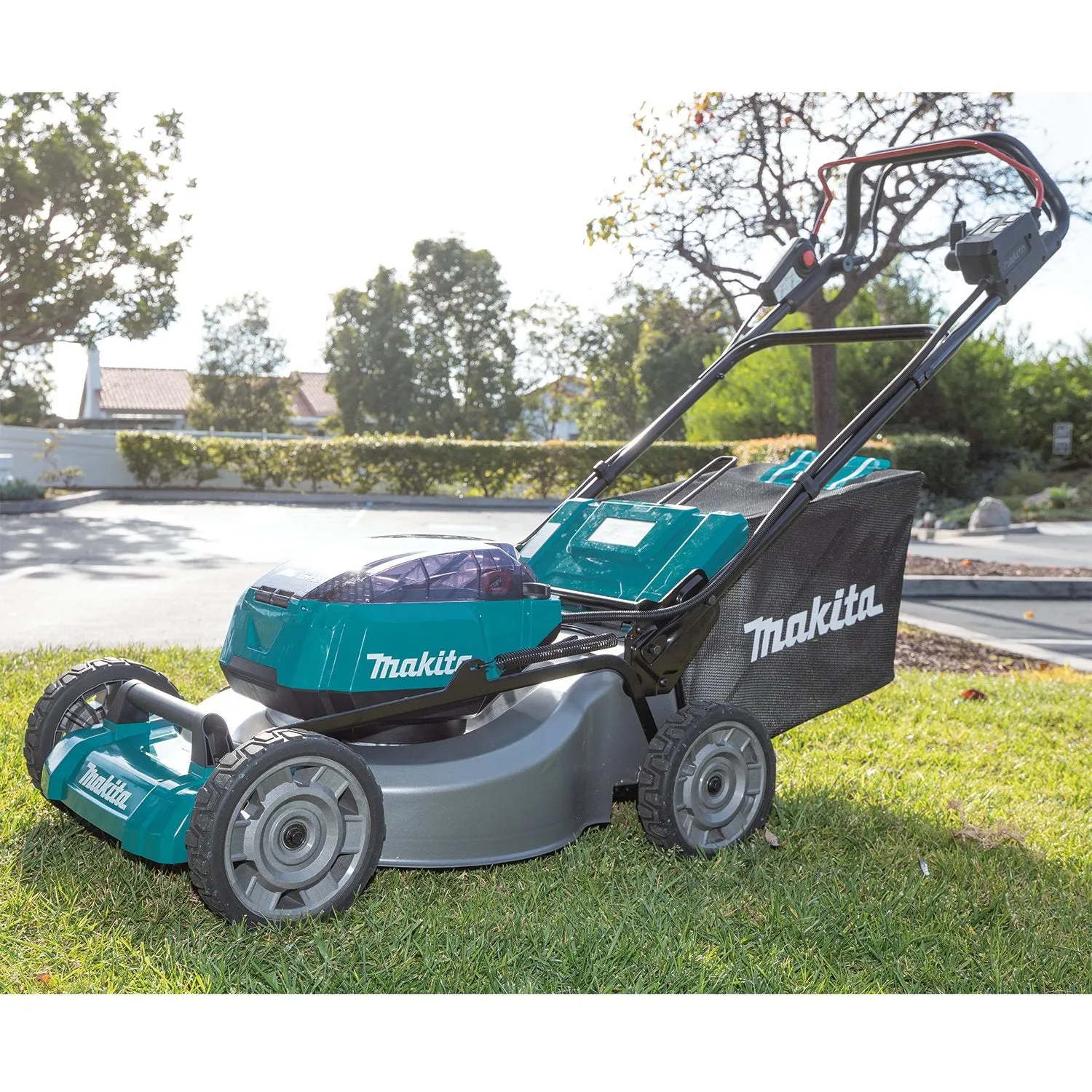 Makita (XML08PT1) 36V (18V X2) LXT® Brushless 21" Self‑Propelled Commercial Lawn Mower Kit w/4 Batteries (5.0Ah)